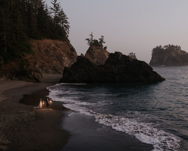 oregon coast elopement photographer lanterns outdoor wedding