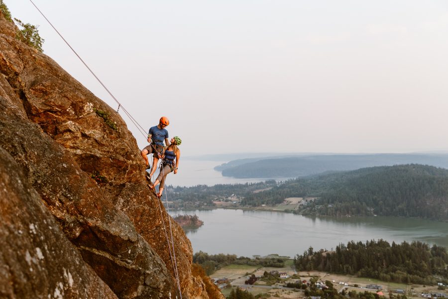 couple-on-rappel-watch-the-sunset-during-a-rock-climbing-elopement-in-washington-state