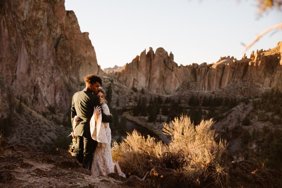 couple-embraces-during-sunset-at-smith-rock-state-park-in-oregon