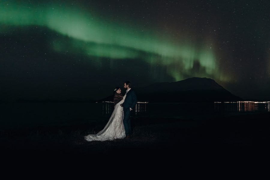 Wedding couple underneath the northern lights