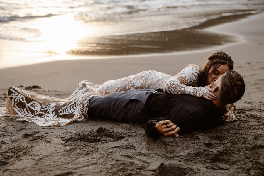 Sunset Washington coast elopement photos on the sand