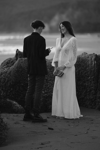 Washington coastal elopement ceremony at Hobuck Beach