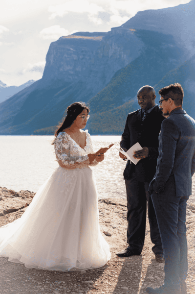 couple eloping at Lake Minnewanka in Banff