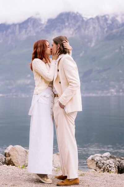 Lake Garda Elopement moon rising photography couple kissing