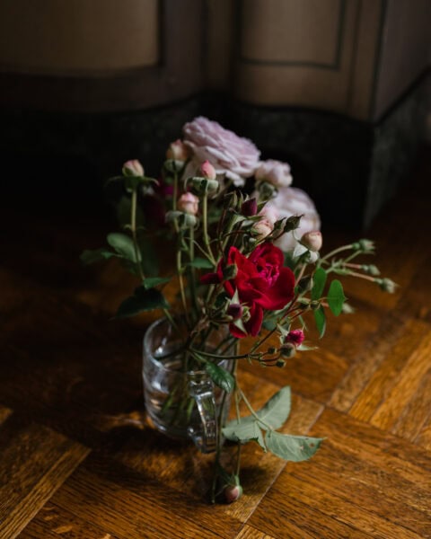 Simple yet vivid flower bouquet.