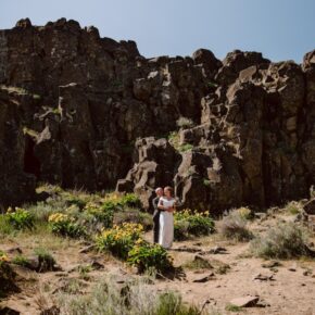 Wildflowers + Hillsides – A Columbia River Gorge Spring Elopement